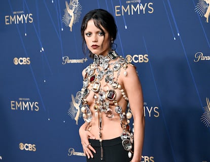 Jenna Ortega a su llegada a la alfombra roja de los Emmy.