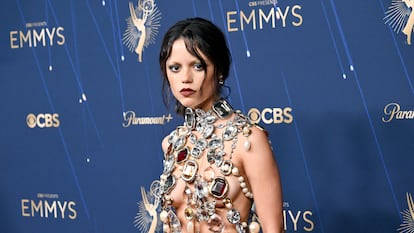 Jenna Ortega a su llegada a la alfombra roja de los Emmy.