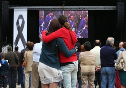 La asistencia al funeral por las víctimas en la catedral de Santiago de Compostela fue tan masiva que se colocaron unas pantallas gigantes en la plaza del Obradoiro para que el público que se quedó fuera pudiera seguir la ceremonia.