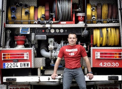 Daniel Casas, en la central de los Bomberos en Cataluña, en Bellaterra.