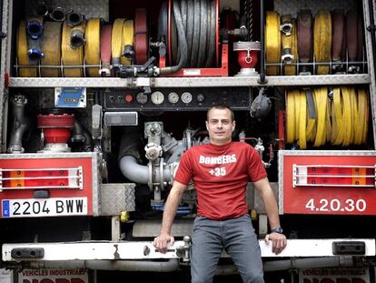 Daniel Casas, en la central de los Bomberos en Cataluña, en Bellaterra.