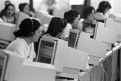 Trabajadoras de un centro de atención telefónica de Tres Cantos (Madrid).