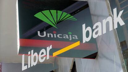 Doble exposición de los logotipos de las entidades Unicaja y Liberbank.