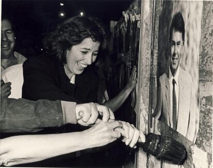 Carmen Romero, afiliada al PSOE y durante 39 años esposa de Felipe González, participa en al pegada de carteles el 13 de junio de 1986, en el comienzo de la campaña de las elecciones generales. Romero residió durante casi 14 años en el Palacio de La Moncloa, durante la presidencia del Gobierno de su marido (1982-1996). A finales de los años ochenta decidió participar de forma más activa en la política y se presentó en las listas del PSOE en las elecciones al Congreso de 1989 por la provincia de Cádiz, saliendo elegida diputada (lo fue hasta 2004). Desde 2009 es diputada en el Parlamento Europeo.