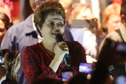 Dilma Rousseff saluda a los simpatizantes del Partido de los Trabajadores el martes 28 de agosto de 2018, en Minas Gerais