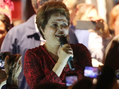 Dilma Rousseff saúda aos simpatizantes do Partido dos Trabalhadores na terça-feira 28 de agosto de 2018, em Minas Gerais