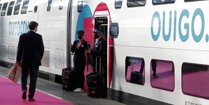 Uno de los trenes de doble piso de Ouigo en la estación madrileña Puerta de Atocha. 