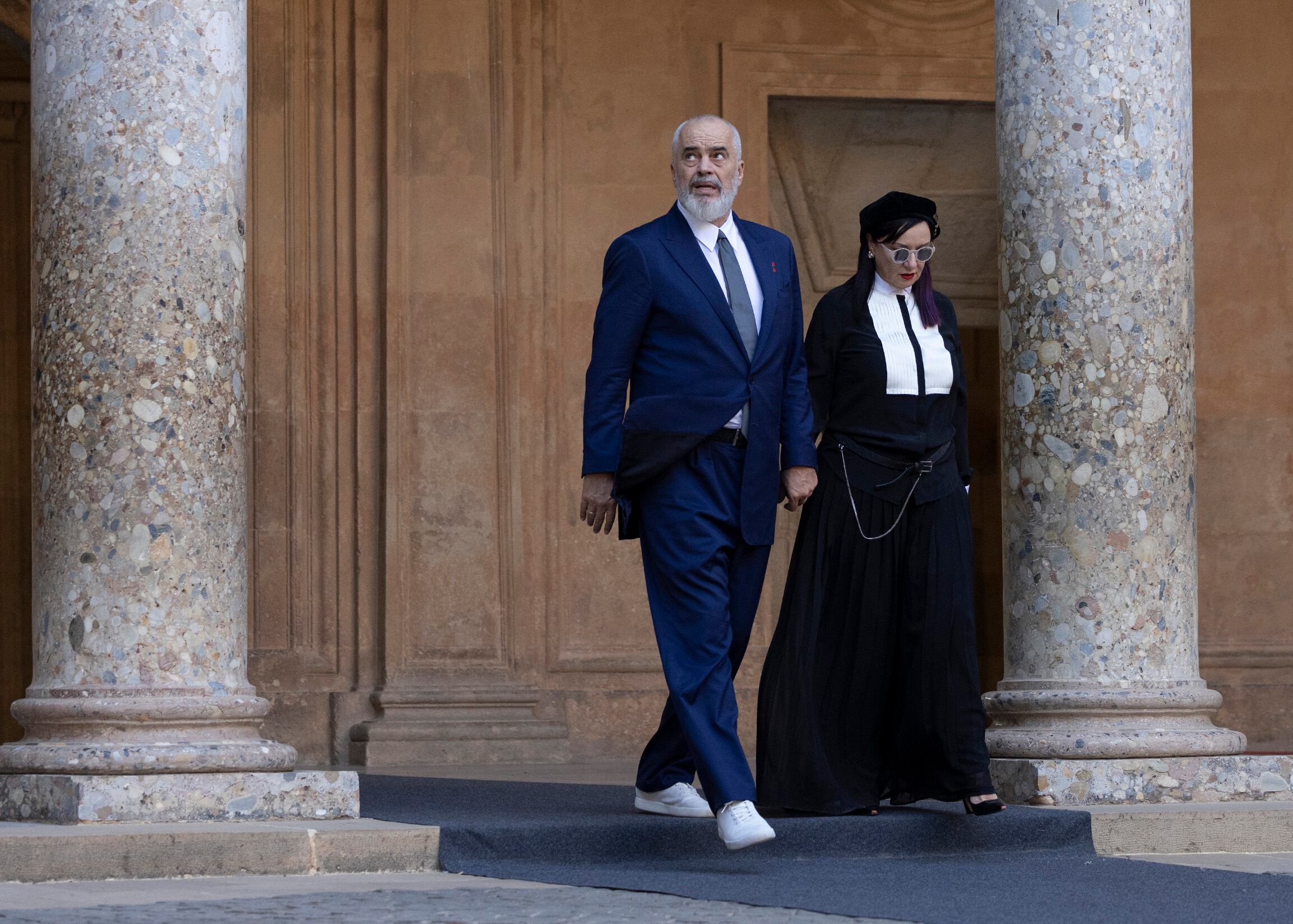 El primer ministro albanés, Edi Rama, y su esposa, Linda Rama, llegan al Palacio de Carlos V en Granada.