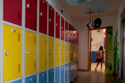 Una alumna de primaria en un colegio de Lisboa.