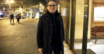 Artur Mas llegando a su casa el domingo por la noche.