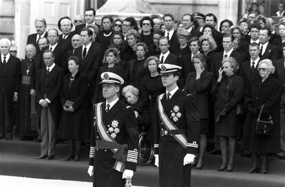 3 de abril de 1993. El rey Juan Carlos y el príncipe Felipe, junto a otros miembros de la Familia Real: la infanta Elena, doña María de las Mercedes, la reina Sofía, la infanta doña Pilar, en el funeral por don Juan de Borbón.