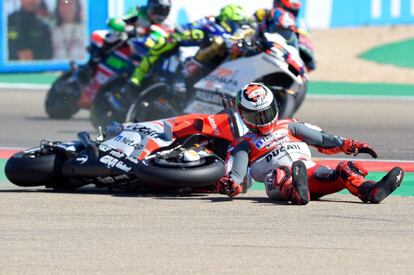 El piloto español Jorge Lorenzo cae en la carrera de MotoGP del Gran Premio de Aragón celebrado en el circuito de Alcañiz (Teruel).