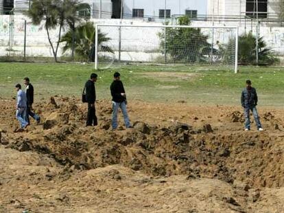 El cráter dejado por el obús en el círculo central del campo de Gaza.