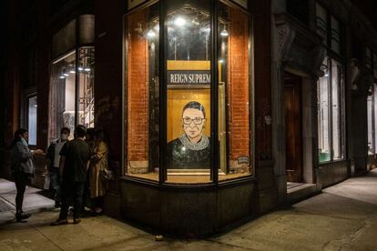 Retrato de Ruth Bader Ginsburg colocado en el escaparate de una tienda, en la ciudad de Nueva York.