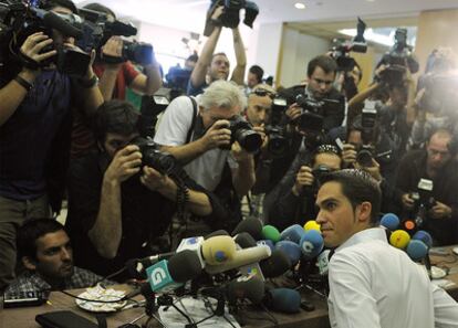 El ciclista Alberto Contador explica hoy, en Pinto, a la prensa su positivo por clembuterol en el Tour de Francia.