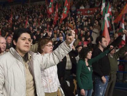 En primer término, la alcaldesa de Hernani, Marian Beitialarrangoitia, en el mitin de ANV.
