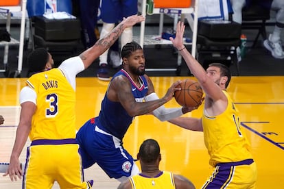 Paul George, entre Anthony Davis y Marc Gasol.