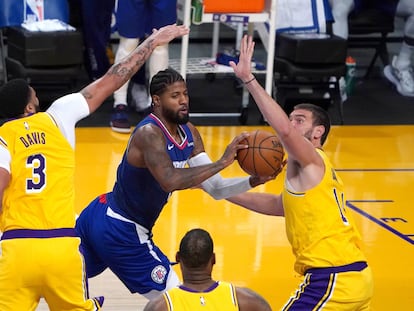 Paul George, entre Anthony Davis y Marc Gasol.