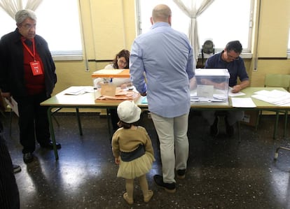 Un hombre vota en el IES Lope de Vega en Madrid, el pasado domingo.