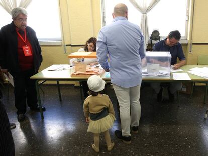 Un hombre vota en el IES Lope de Vega en Madrid, el pasado domingo.