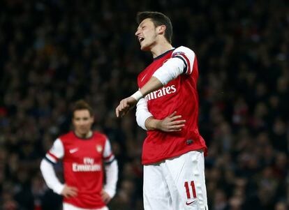 Mesut Ozil reacciona tras fallar el penalti. 