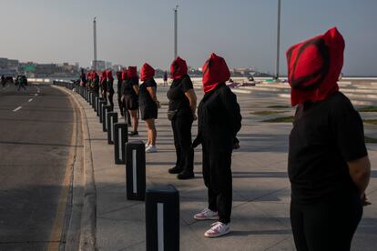 Mujeres hacen un 'performance' en protesta por los 11 feminicidios diarios, el 7 de marzo de 2023 en el puerto de Veracruz.