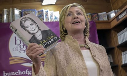 La exsecretaria de Estado de EE UU Hillary Clinton posa el mi&eacute;rcoles pasado con su libro en una librer&iacute;a de Martha&#039;s Vineyard. 