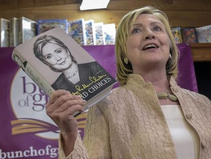 La exsecretaria de Estado de EE UU Hillary Clinton posa el mi&eacute;rcoles pasado con su libro en una librer&iacute;a de Martha&#039;s Vineyard. 