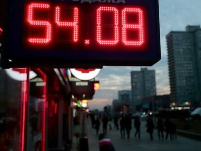 Un letrero con el tipo de cambio del rublo frente al d&oacute;lar, en Mosc&uacute;.