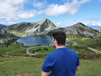 El estudiante valenciano Alfonso Fernández, de visita en los Lagos de Covadonga (Asturias), este miércoles, en una fotografía cedida.