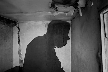 El Sr. Gomes, de 63 años, en el interior de su habitación, en una antigua villa abandonada de Lisboa. Las paredes y los techos no ocultan el pasado ni el abandono. Trabajó toda su vida en la construcción, uno de los sectores que más sufrió la crisis de 2011 a 2014. En el proyecto 'ROOF (2013-2023)', el fotógrafo Mário Cruz retrata las vidas que reflejan la cara oculta de la crisis inmobiliaria en el destino número uno de Europa: Lisboa. Cruz ha sido reconocido como tercer finalista en la presente edición de los premios Luis Valtueña.