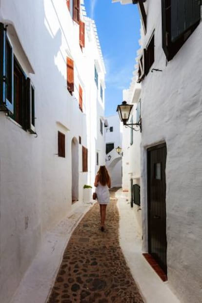 Una calle de Binibeca Vell (Menorca).