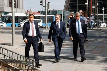 El subdirector general de la Fundación La Caixa, Marc Simón (en el centro), a su llegada este lunes 26 de agosto de 2024 a los juzgados de Plaza Castilla, en Madrid.