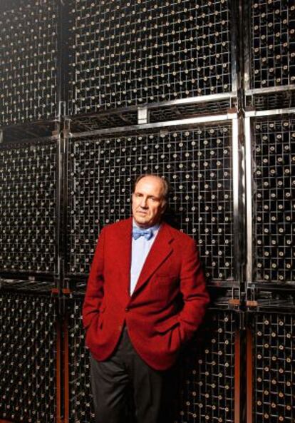 Pablo Álvarez, al frente de Vega Sicilia, junto a los botelleros de la bodega en la Ribera del Duero.