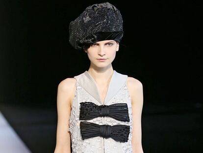 Armani: elegantes vestidos de noche y boinas de terciopelo