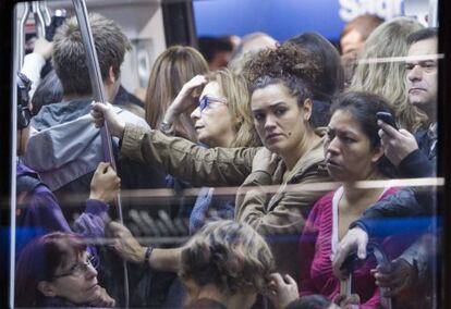 Las grandes aglomeraciones en los vagones del metro fueron la constante durante la huelga.