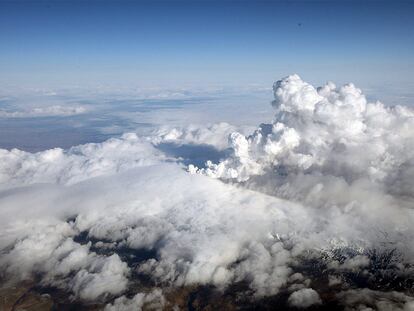 La columna de humo y vapor blanco, que se eleva sobre el glaciar Eyjafjallajökull, al suroeste de la isla, es visible a gran distancia.