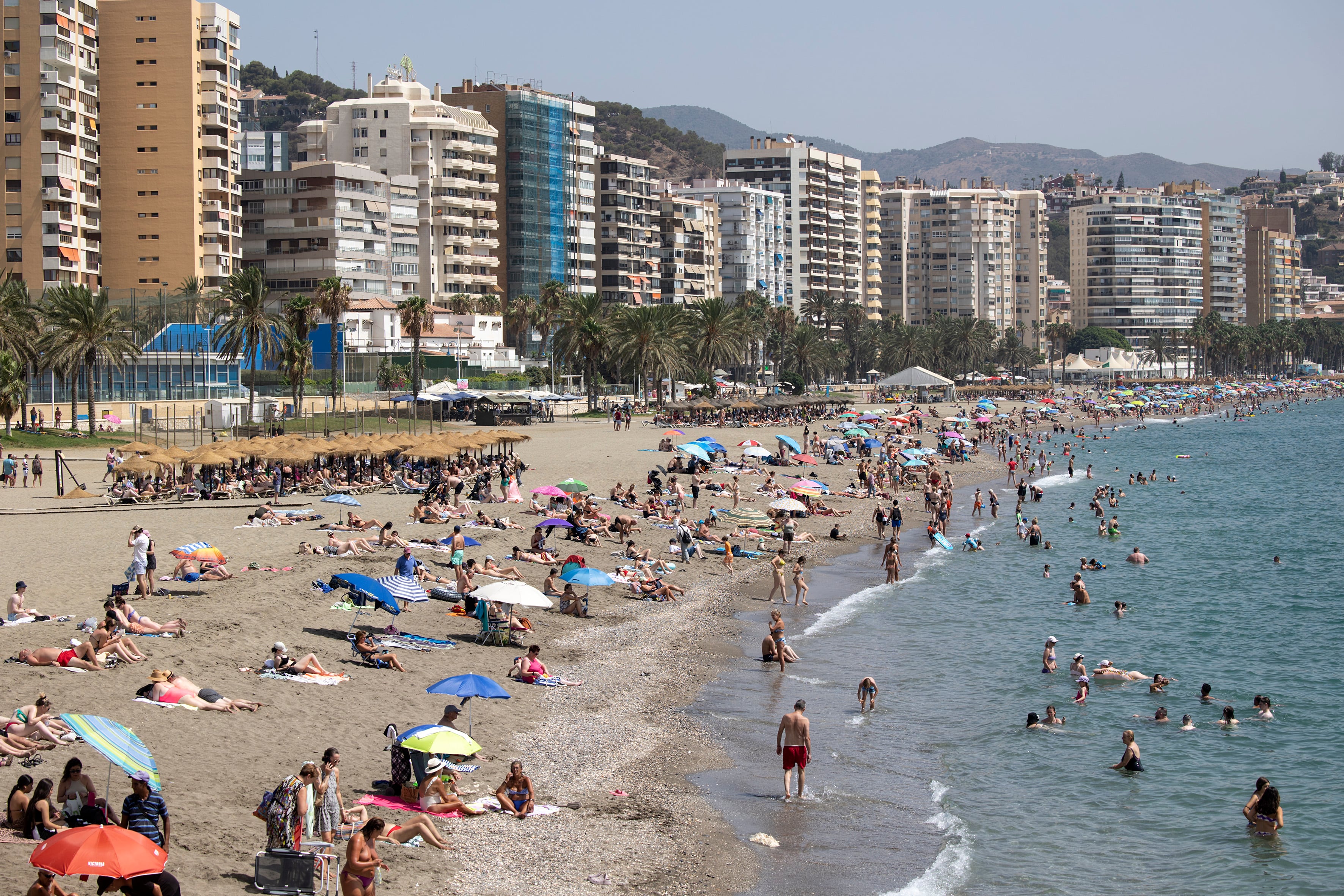 Turistas en la playa urbana de la Malagueta en Málaga
