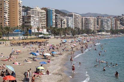 Turistas en la playa urbana de la Malagueta en Málaga