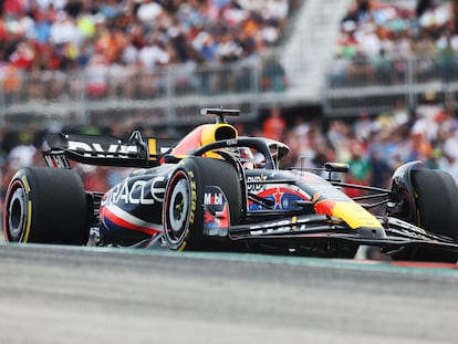El piloto holandés Max Verstappen de Red Bull sale de la curva uno durante el Sprint del Gran Premio de Fórmula 1 de los Estados Unidos 2023 en el circuito de las Américas en Austin.