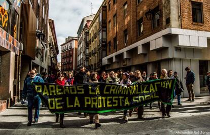 Los manifestantes con una pancarta durante la movilización en Valladolid. Foto cedida por la abogada, Victoria Hernando.