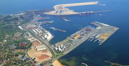 Vista aérea del puerto de Gijón (Asturias).
