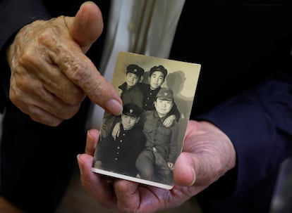 Terumi Tanaka, superviviente de la bomba lanzada sobre Nagasaki, en 1945, señala una fotografía de su juventud con sus compañeros de clase, en Tokio, en 2020. 