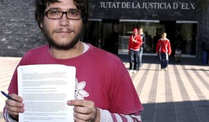 Adrián Vaíllo muestra el escrito en el registro de los juzgados de Elche.