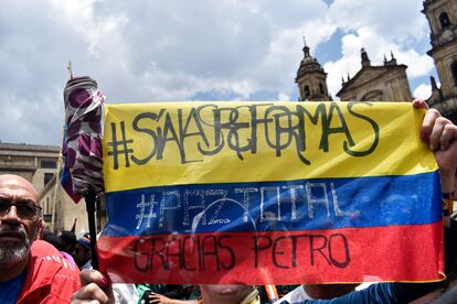 Un manifestante sostiene una bandera colombiana con la inscripción "Sí a las reformas. #PazTotal. Gracias Petro", durante una macha en apoyo a Gustavo Petro, en Bogotá, el pasado 27 de septiembre.