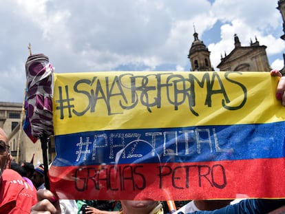 Un manifestante sostiene una bandera colombiana con la inscripción "Sí a las reformas. #PazTotal. Gracias Petro", durante una macha en apoyo a Gustavo Petro, en Bogotá, el pasado 27 de septiembre.