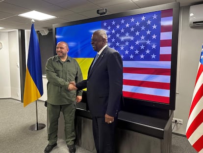El secretrario de Defensa de EE UU, Lloyd Austin (a la derecha) saluda al ministro ucranio de Defensa, Rustem Umerov, este lunes en Kiev.