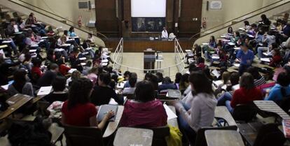Alumnos en un aula de la facultad de Medicina de la Universidad Complutense de Madrid.