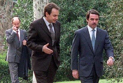 José Luis Rodríguez Zapatero y José María Aznar, en La Moncloa en diciembre de 2000.