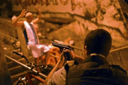 Policial em favela próxima a Copacabana, nesta quarta-feira.